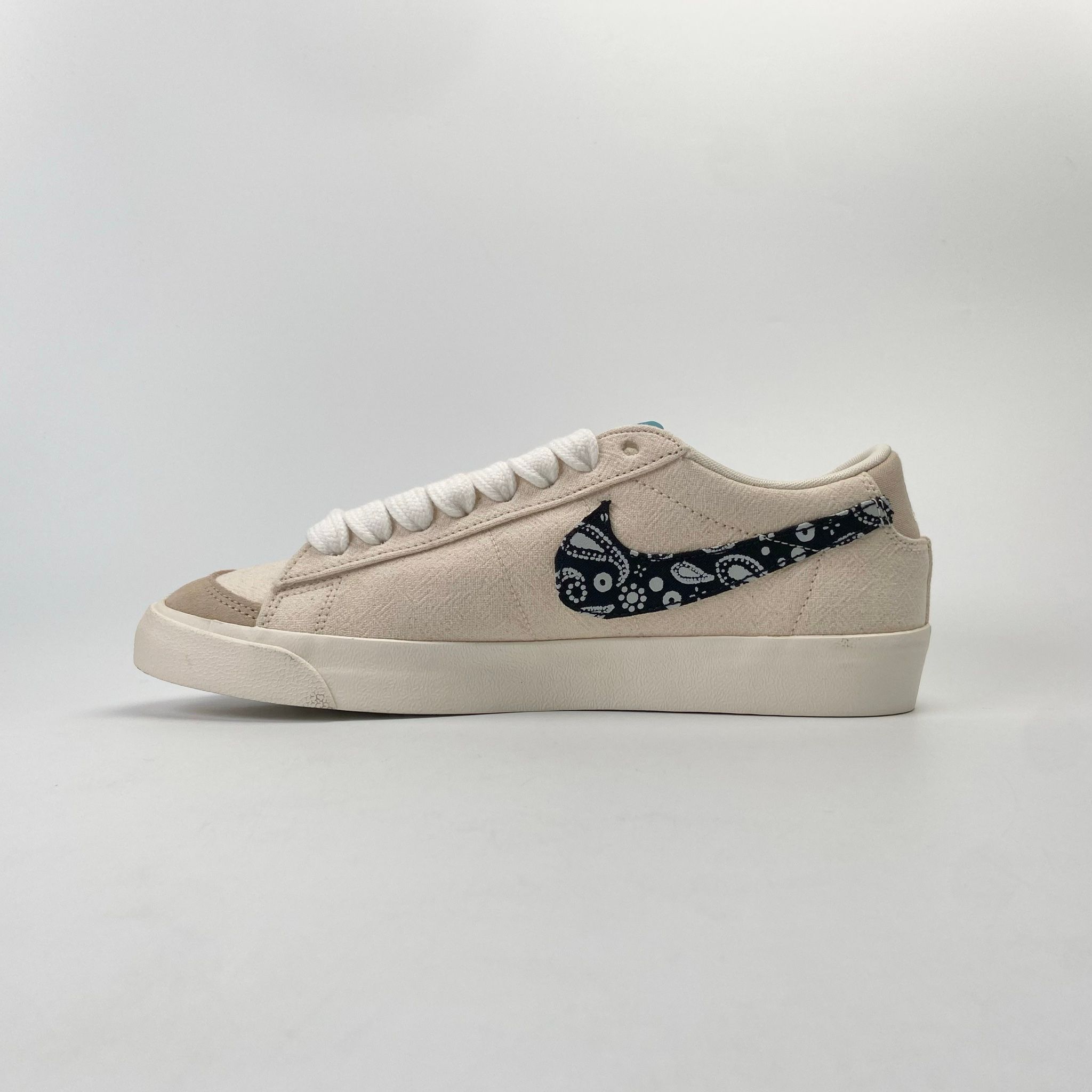 NIKE BLAZER LOW PAISLEY SWOOSH - DJ4665-100
