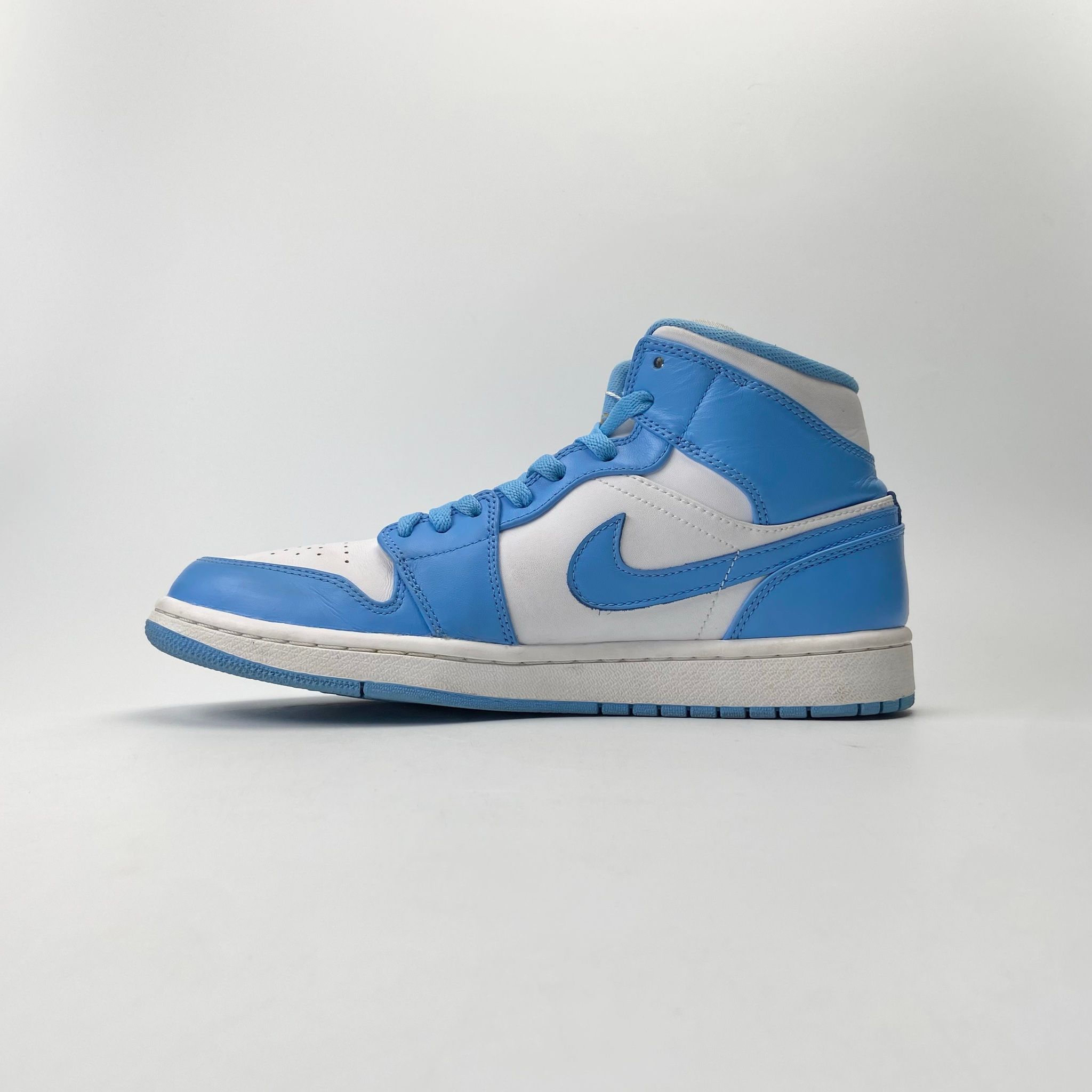 NIKE JORDAN 1 RETRO MID UNC - 554724-106