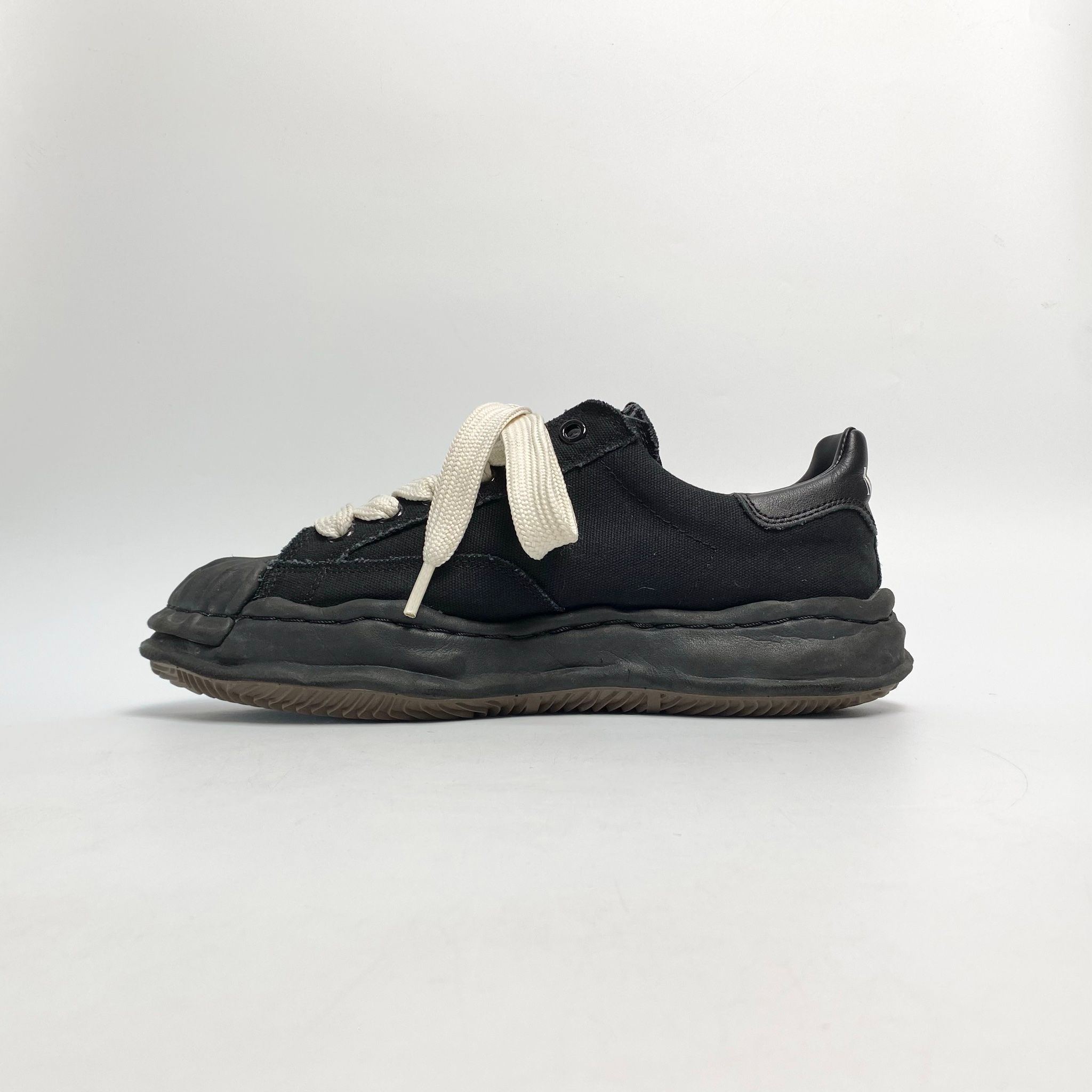 MAISON MIHARA YASUHIRO BLAKEY OG SOLE CANVAS LOW-TOP SNEAKER BLACK A08FW735