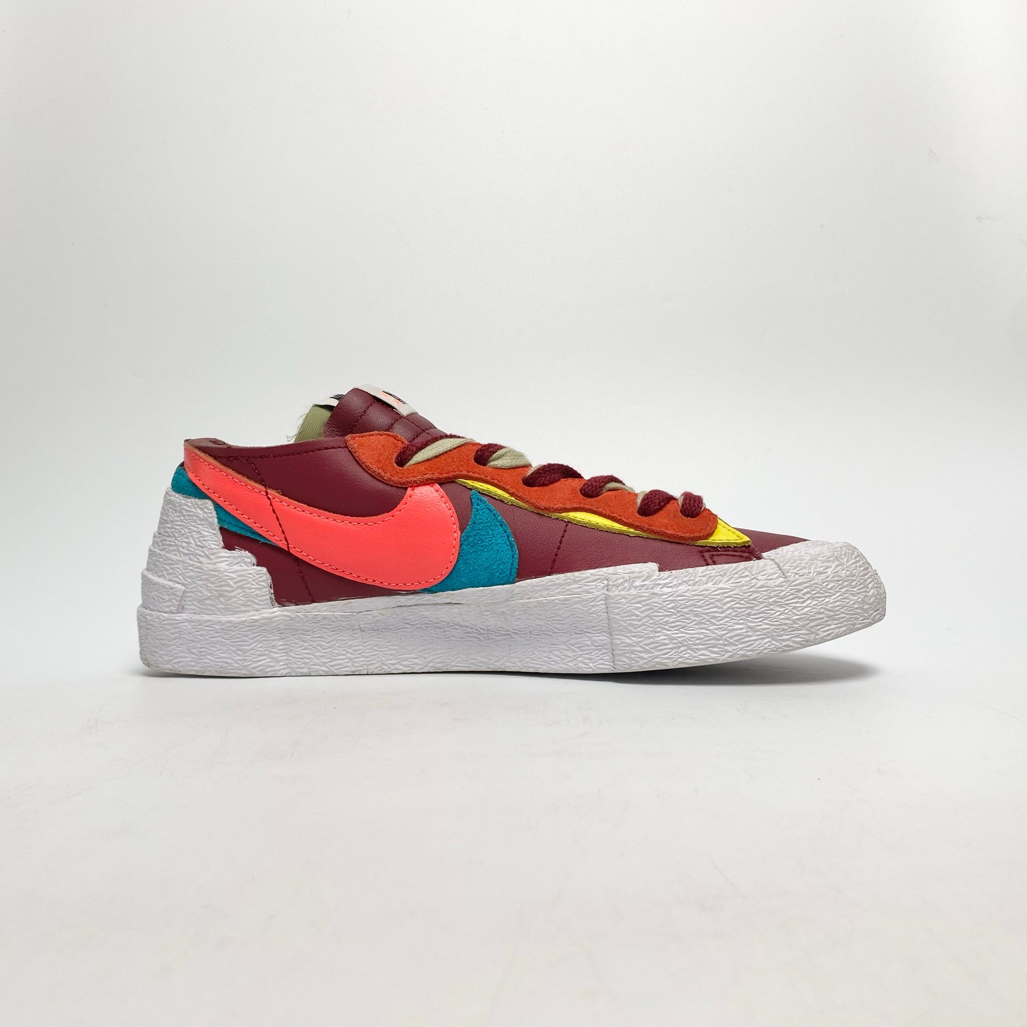 NIKE KAWS X SACAI X BLAZER LOW TEAM RED DM7901-600