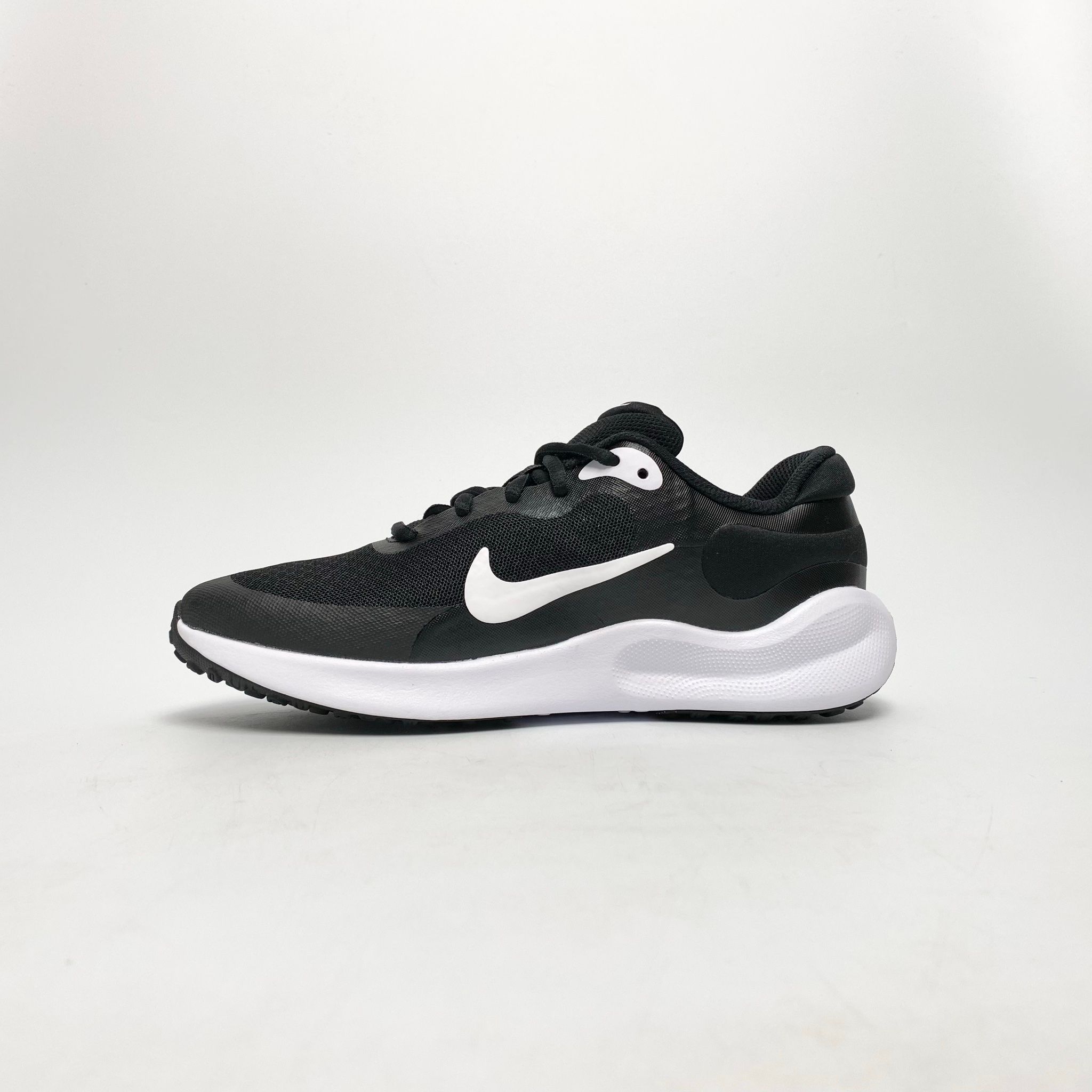 NIKE REVOLUTION 7 GS LIGHTWEIGHT BLACK WHITE FB7689-003