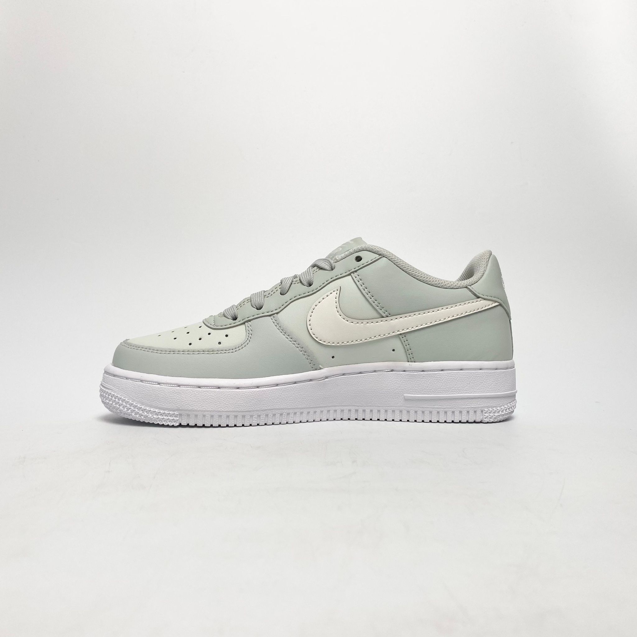 NIKE AIR FORCE 1 LOW LIGHT SILVER SPRUCE AURA WHITE SAIL (GS) FV5948-007
