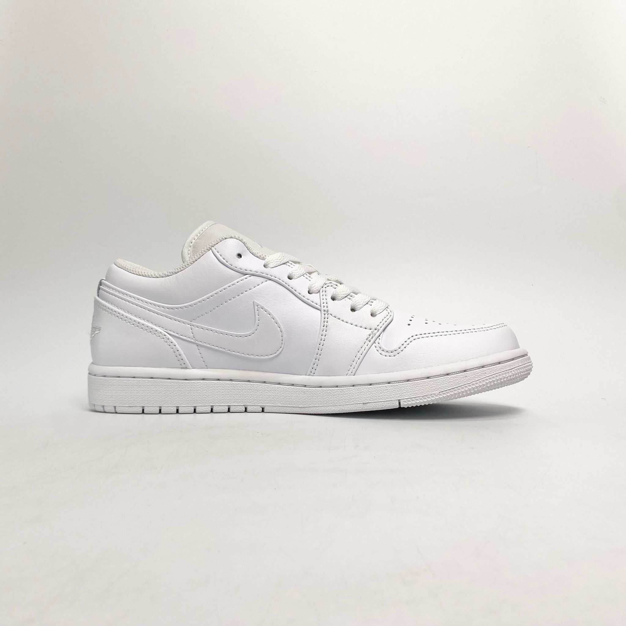 NIKE AIR JORDAN 1 LOW TRIPLE WHITE 553558-136