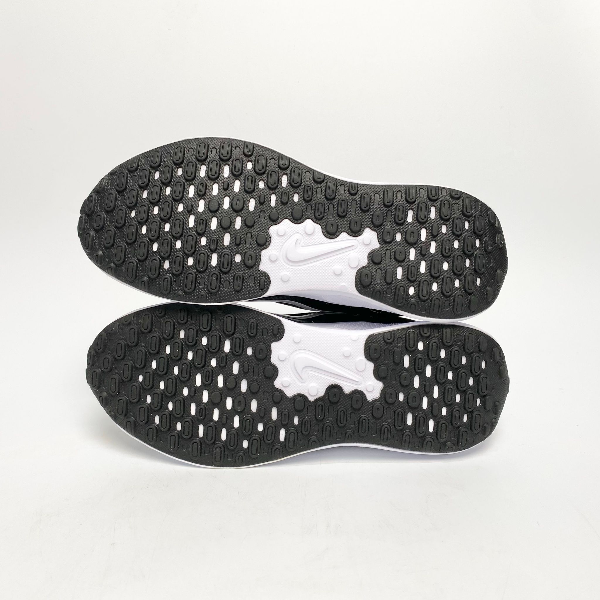 NIKE REVOLUTION 7 GS LIGHTWEIGHT BLACK WHITE FB7689-003