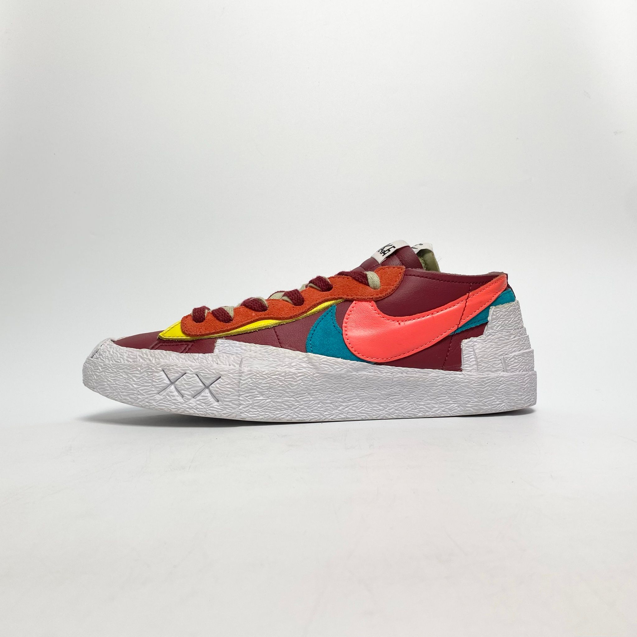 NIKE KAWS X SACAI X BLAZER LOW TEAM RED DM7901-600