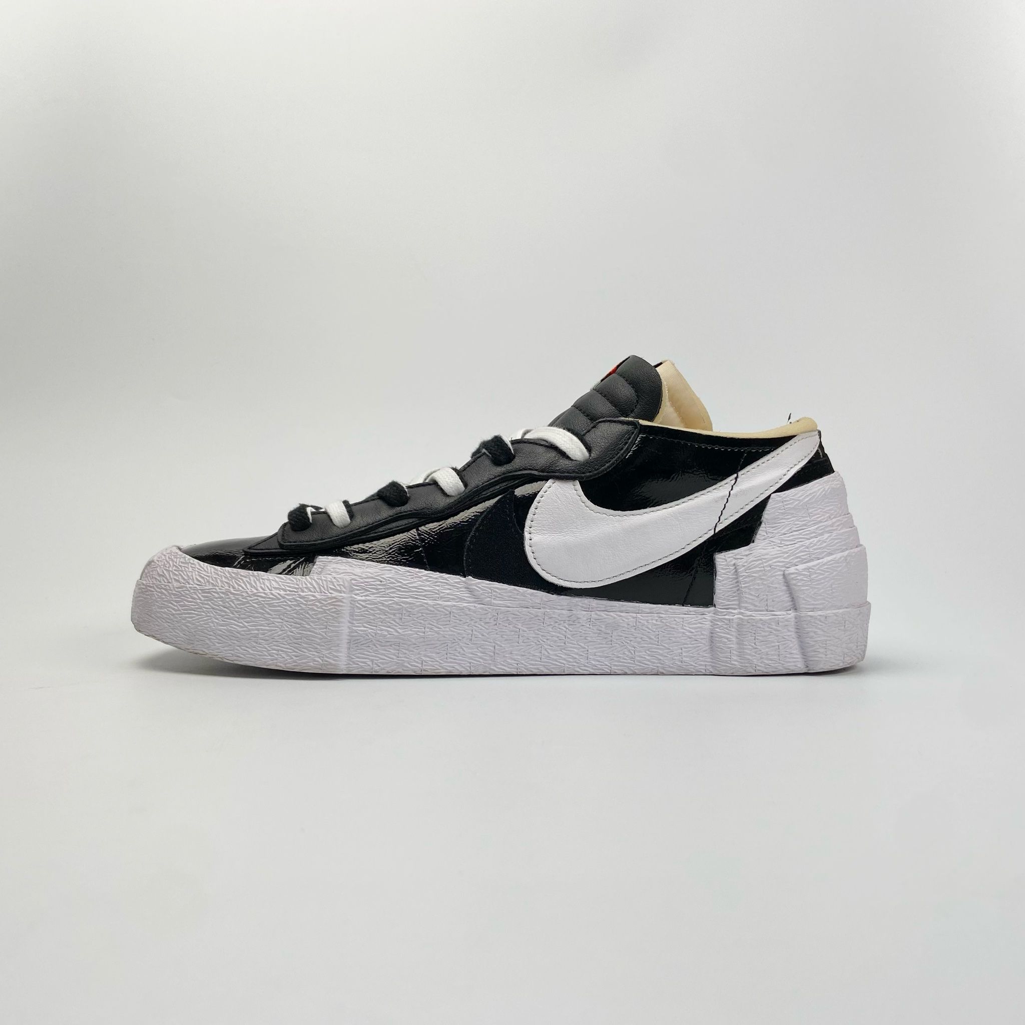SACAI X NIKE BLAZER LOW BLACK PATENT LEATHER DM6443-001