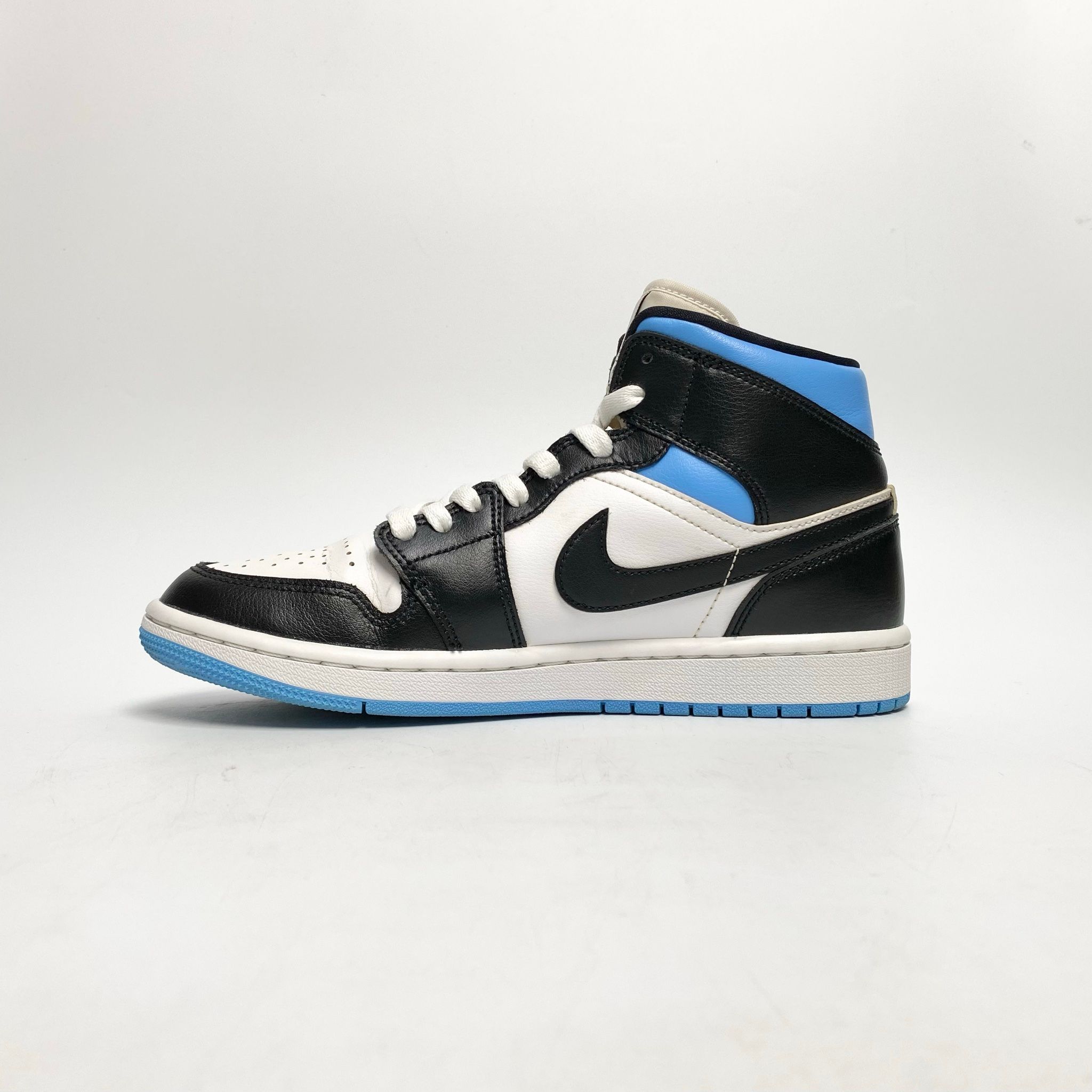 NIKE WMNS AIR JORDAN 1 MID UNIVERSITY BLUE BQ6472-102