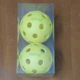 Bóng Pickleball: Bóng thông thường (màu vàng) | Bóng thi đấu chuyên nghiệp 101P (màu xanh nhạt)