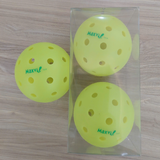 Bóng Pickleball: Bóng thông thường (màu vàng) | Bóng thi đấu chuyên nghiệp 101P (màu xanh nhạt)