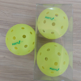 Bóng Pickleball: Bóng thông thường (màu vàng) | Bóng thi đấu chuyên nghiệp 101P (màu xanh nhạt)