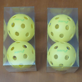 Bóng Pickleball: Bóng thông thường (màu vàng) | Bóng thi đấu chuyên nghiệp 101P (màu xanh nhạt)