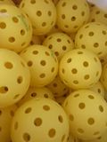 Bóng Pickleball: Bóng thông thường (màu vàng) | Bóng thi đấu chuyên nghiệp 101P (màu xanh nhạt)