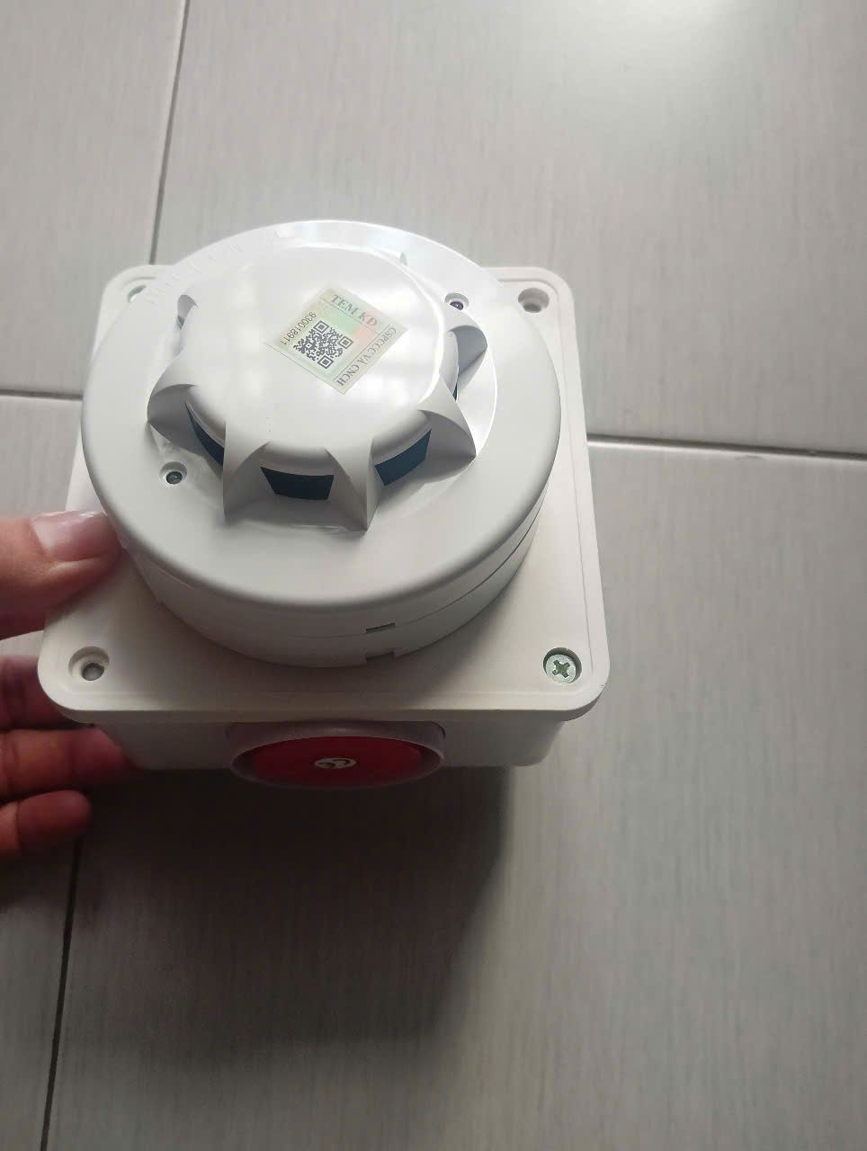Đầu báo khói độc lập cục bộ không dây gồm đế, tích hợp còi, có tem kiểm định