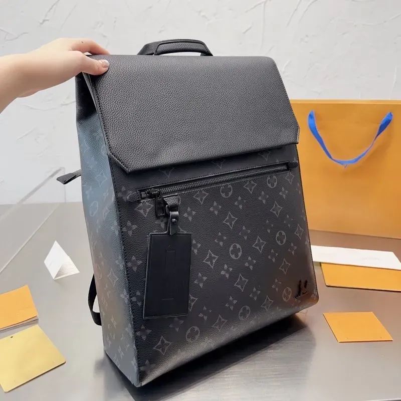 Balo Louis Vuitton nam màu đen nắp đậy cài khóa