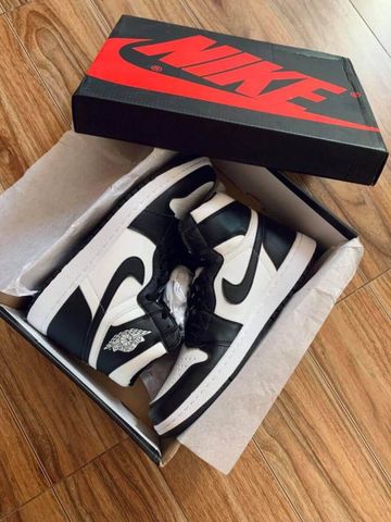 Air Jordan 1 High Black White 555088 010