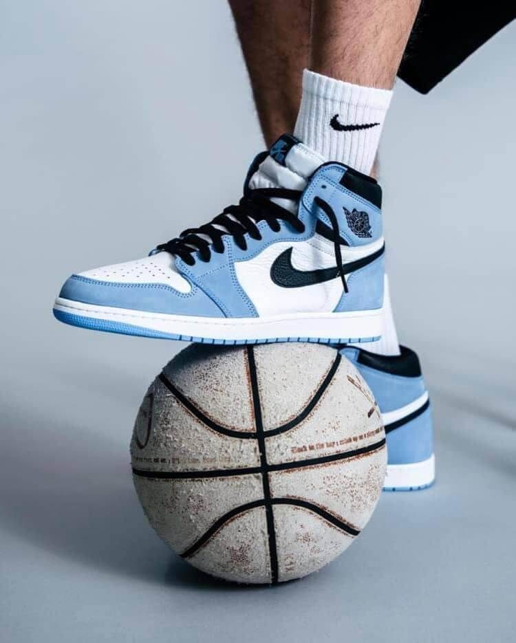 Air Jordan 1 High University Blue 555088134