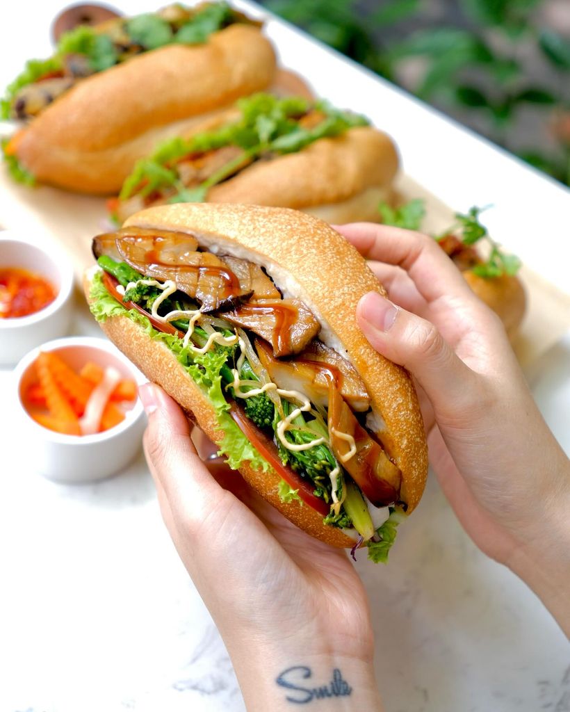 SOURDOUGH BÁNH MÌ TERIYAKI MUSHROOM & BROCCOLI