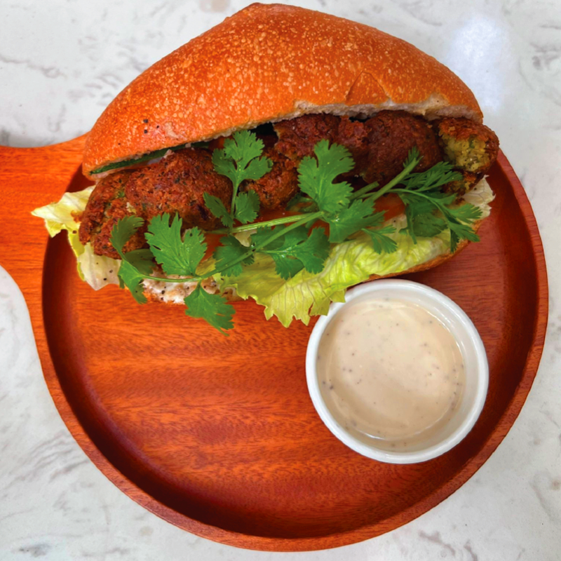 SOURDOUGH BÁNH MÌ FALAFEL