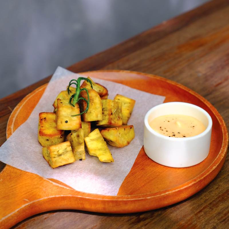 BAKED POTATO WEDGES WITH CHILI VEGAN MAYONNAISE