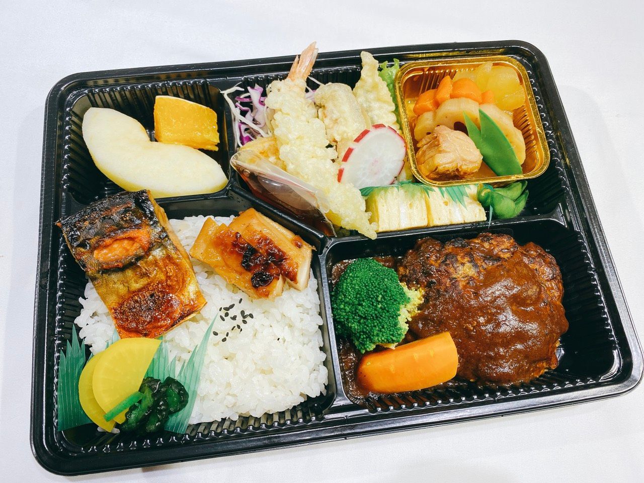 Cơm thịt viên hamburger nướng demi với Tôm và rau chiên Tepura, Cá saba nướng sốt kèm trứng cá tuyết và Thịt gà nướng sốt teriyaki