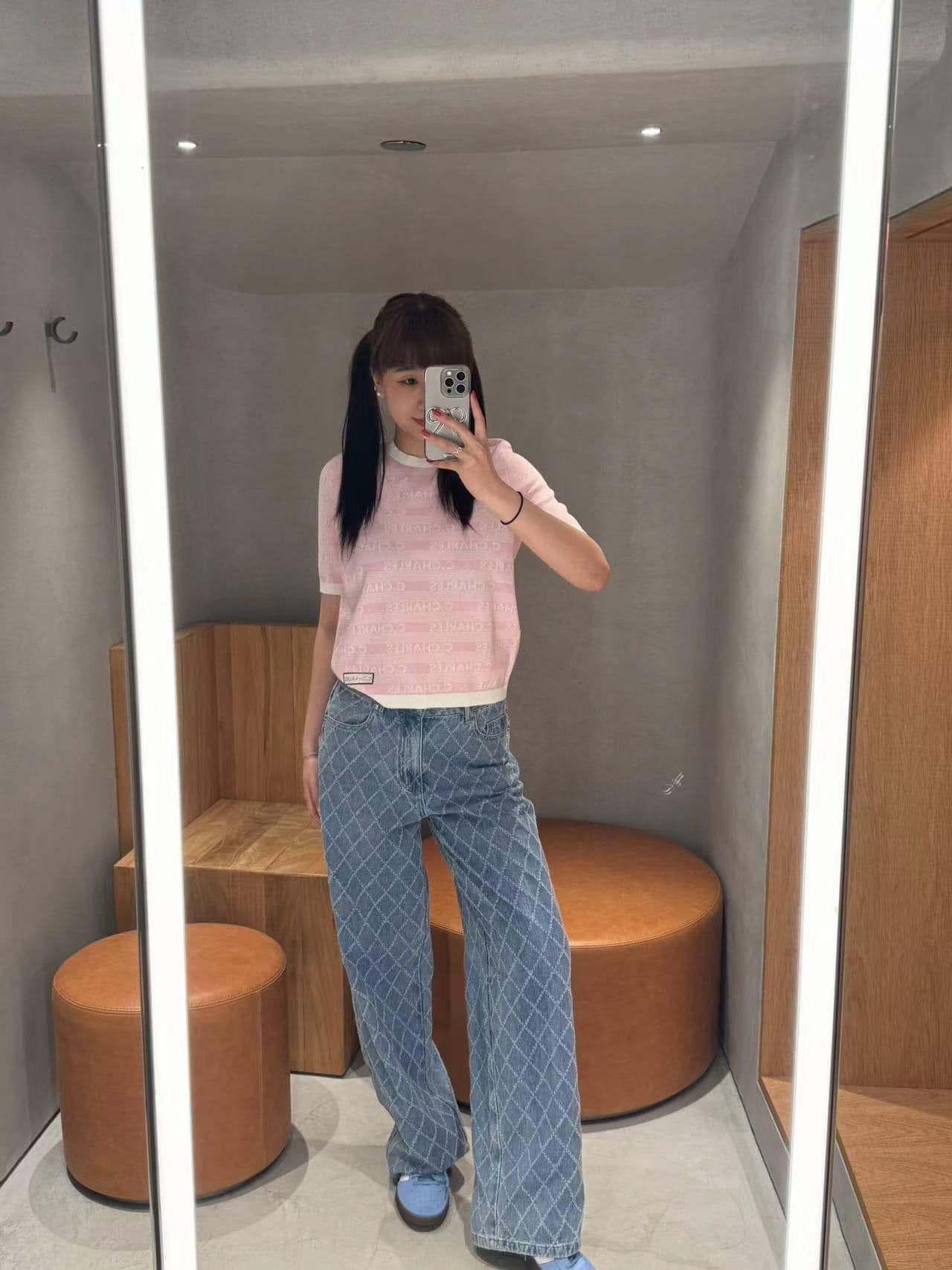 Áo hồng - chữ chạy