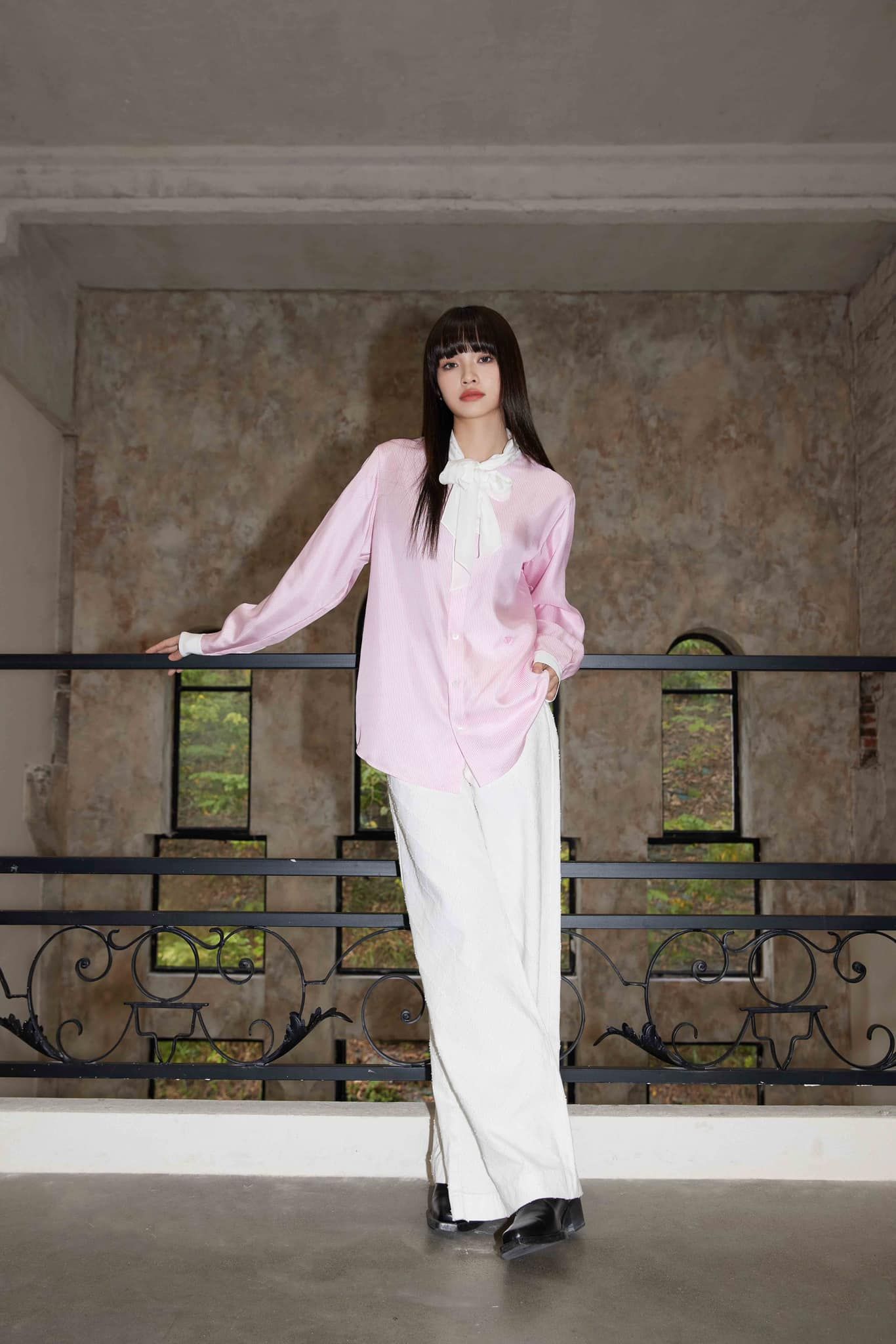 Sơ mi lụa hồng - nơ cổ trắng