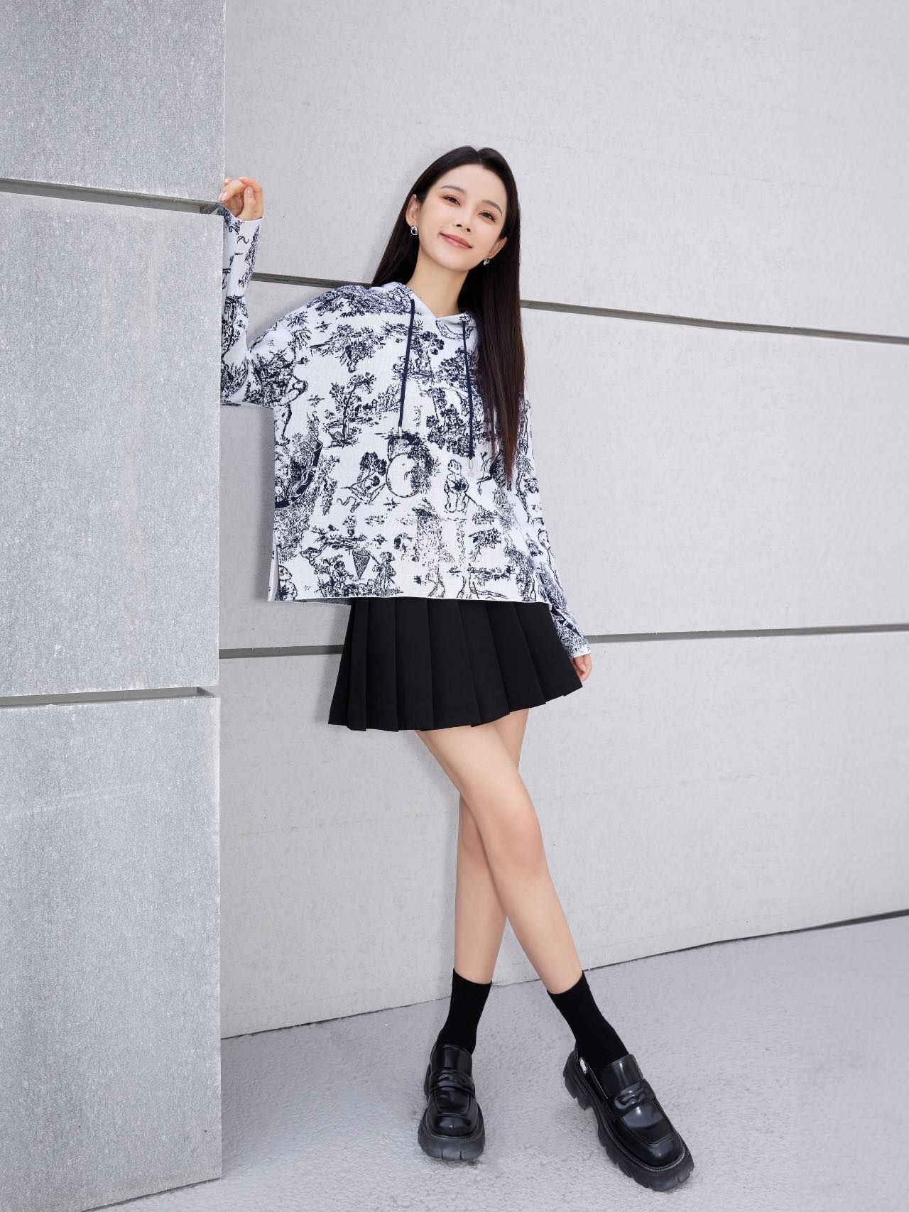 Áo hoodie họa tiết trắng xanh