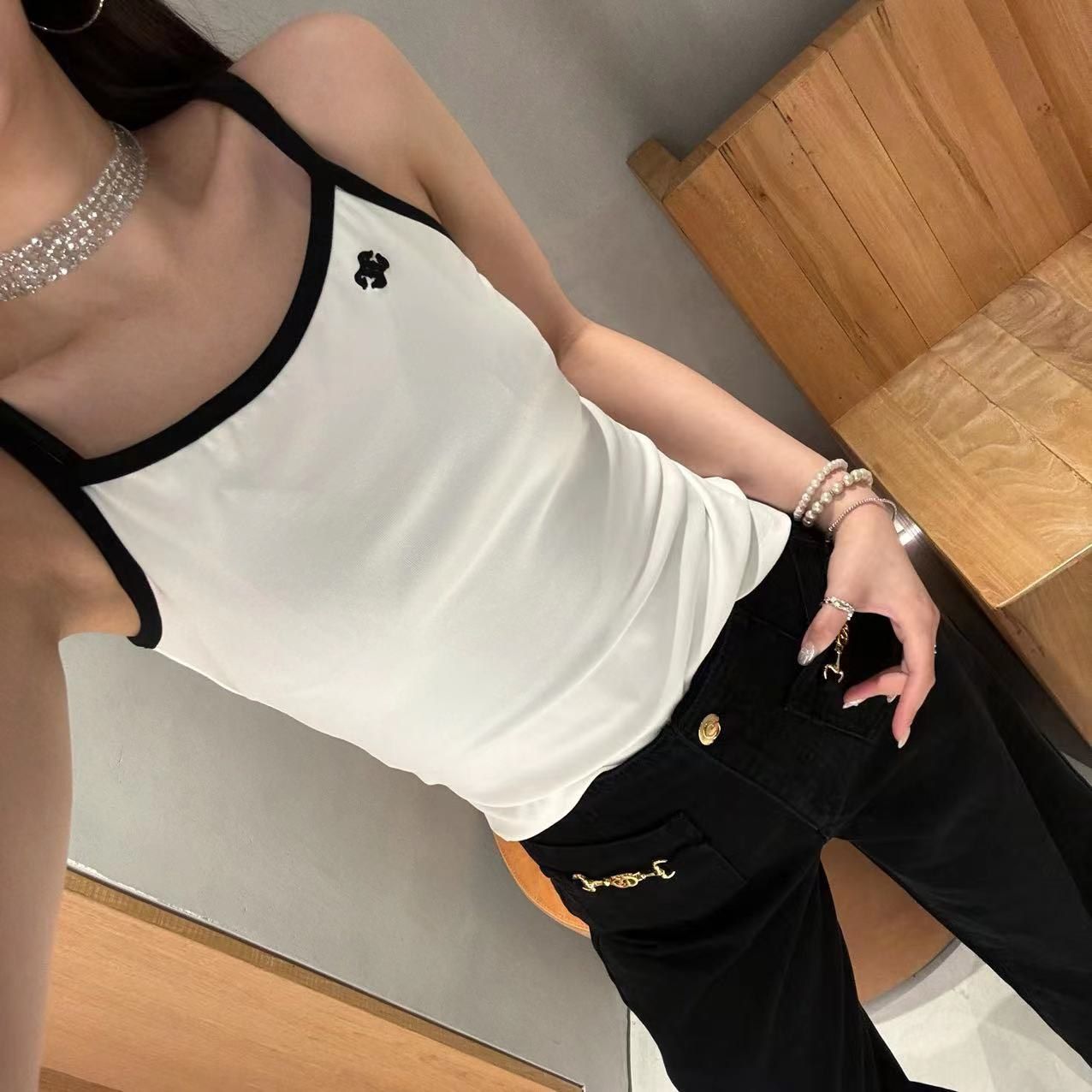 Áo 2 dây trắng - dây đen, logo đen nhỏ