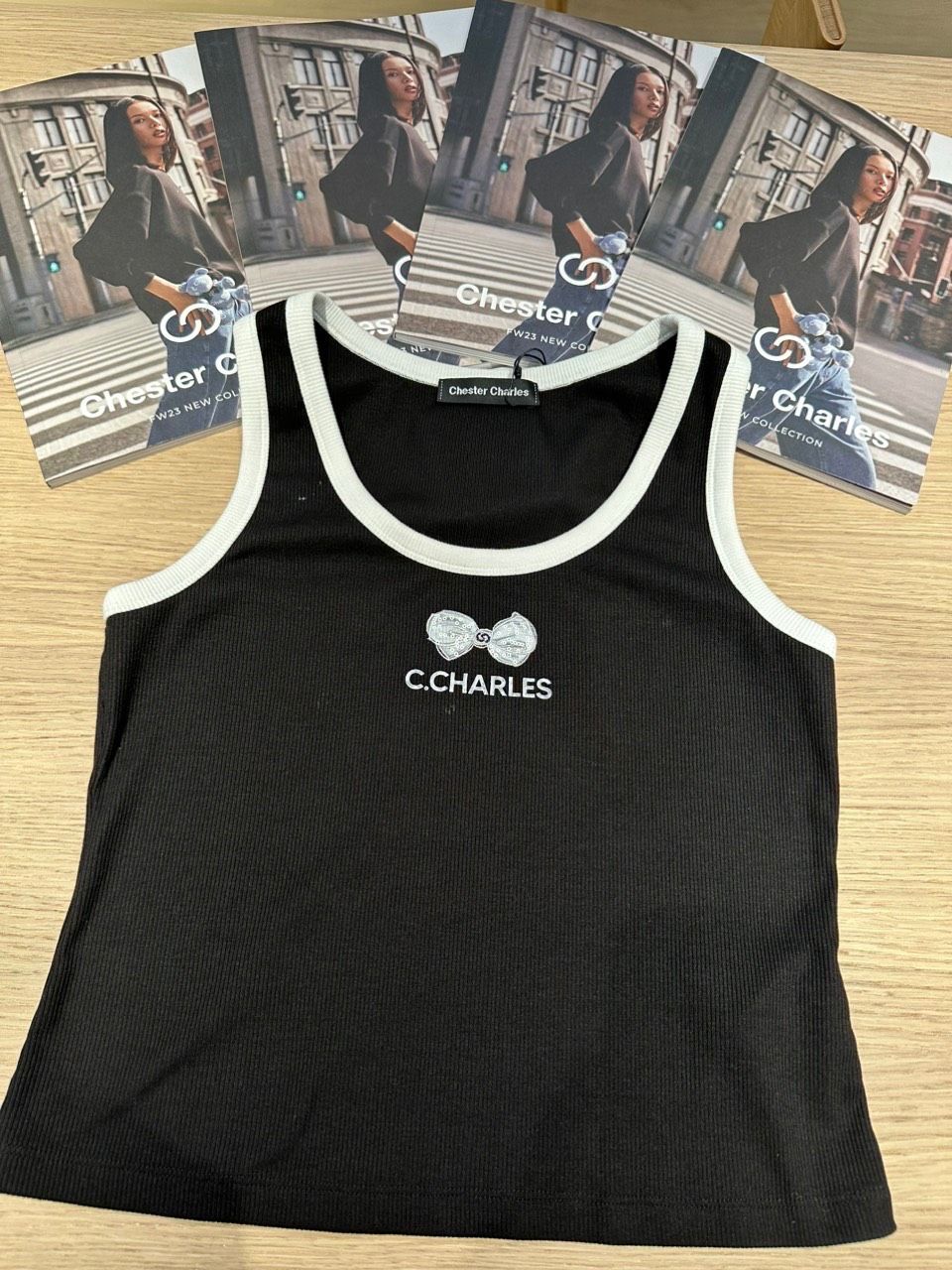 Tank top đen viền trắng - nơ ren