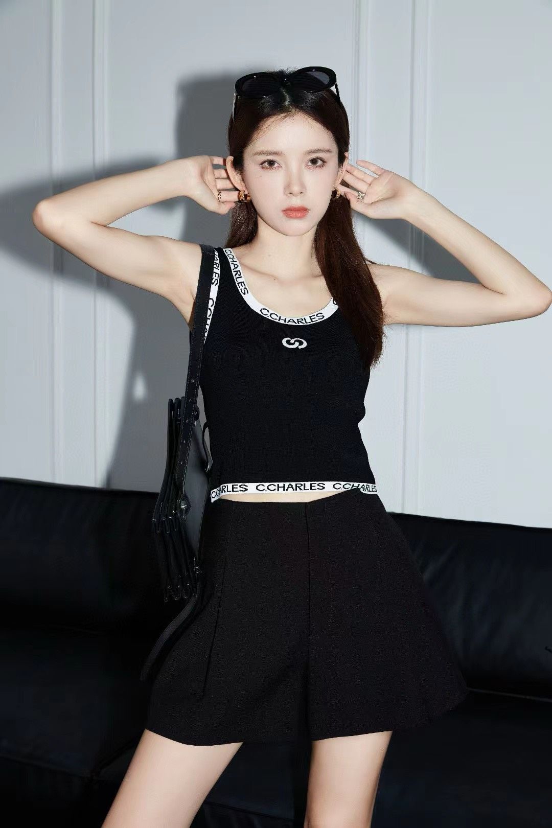 Tank top đen, viền trắng chữ chạy