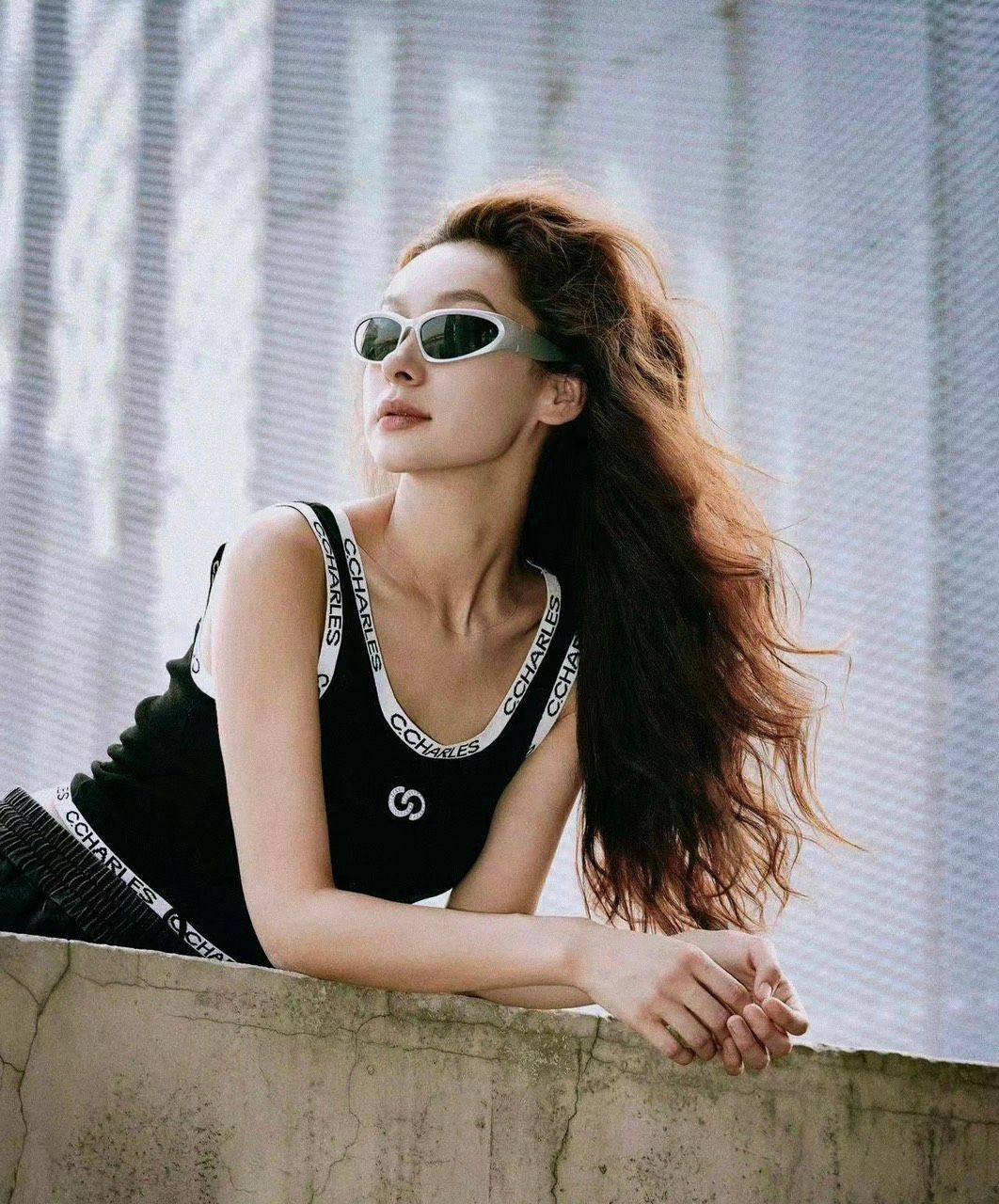 Tank top đen, viền trắng chữ chạy