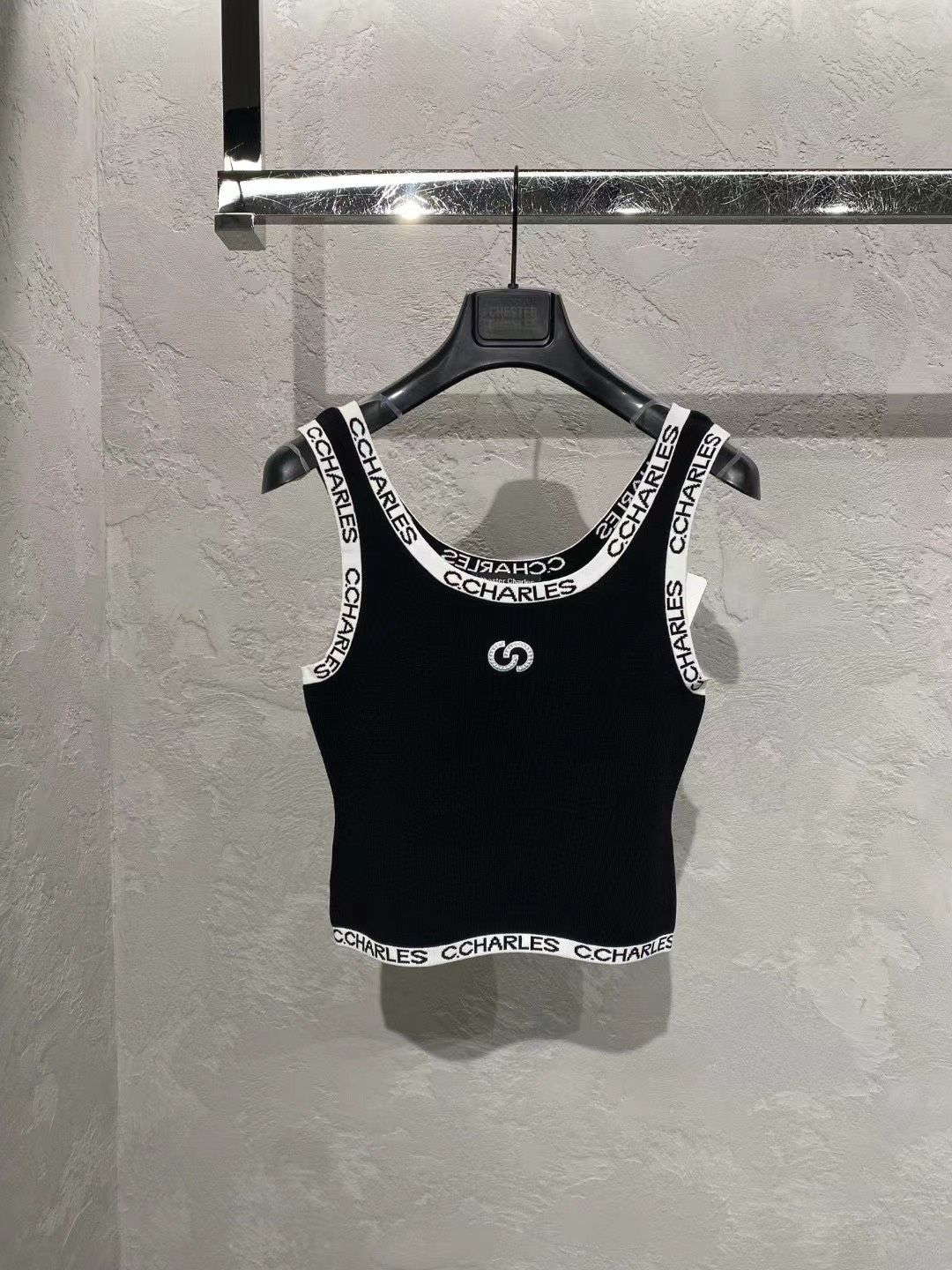 Tank top đen, viền trắng chữ chạy