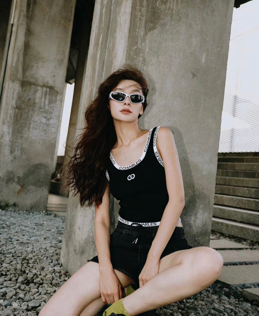 Tank top đen, viền trắng chữ chạy