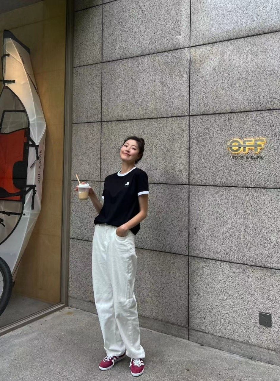 Áo phông đen gấu trắng nhỏ