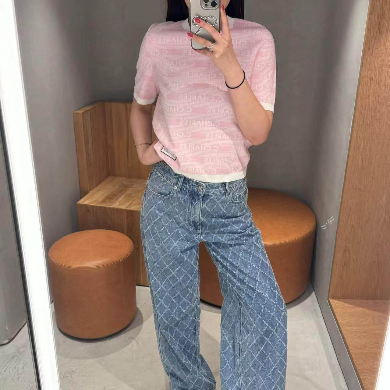 Áo hồng - chữ chạy