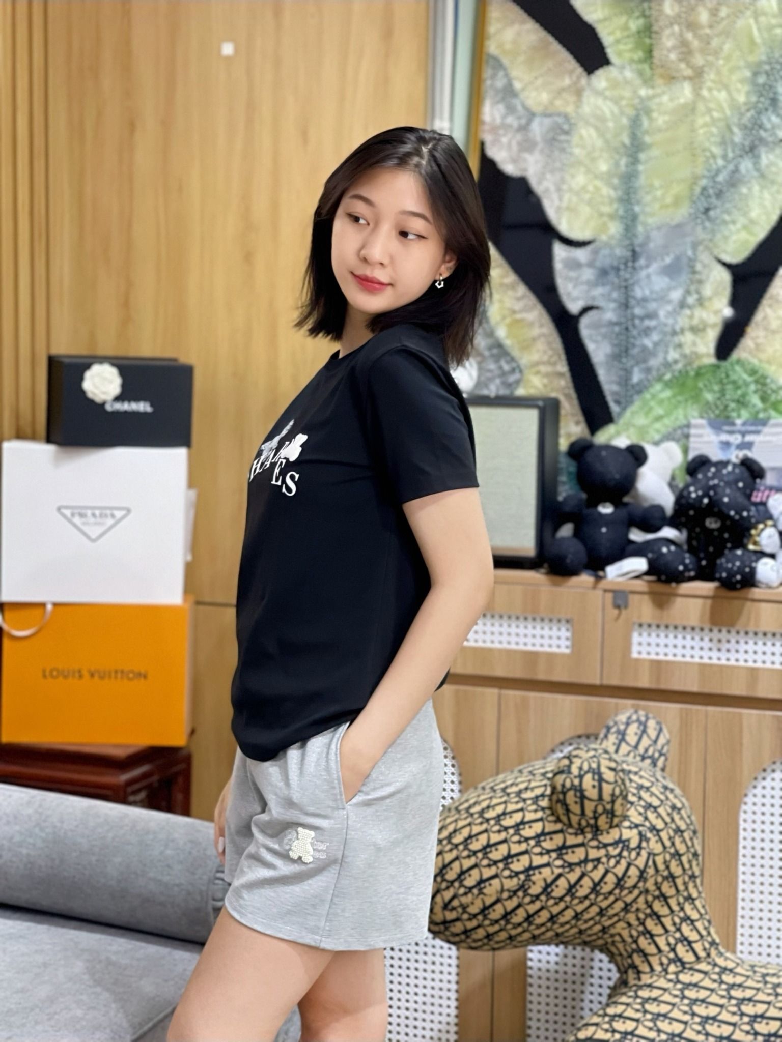 Áo phông đen - 2 gấu chữ trắng