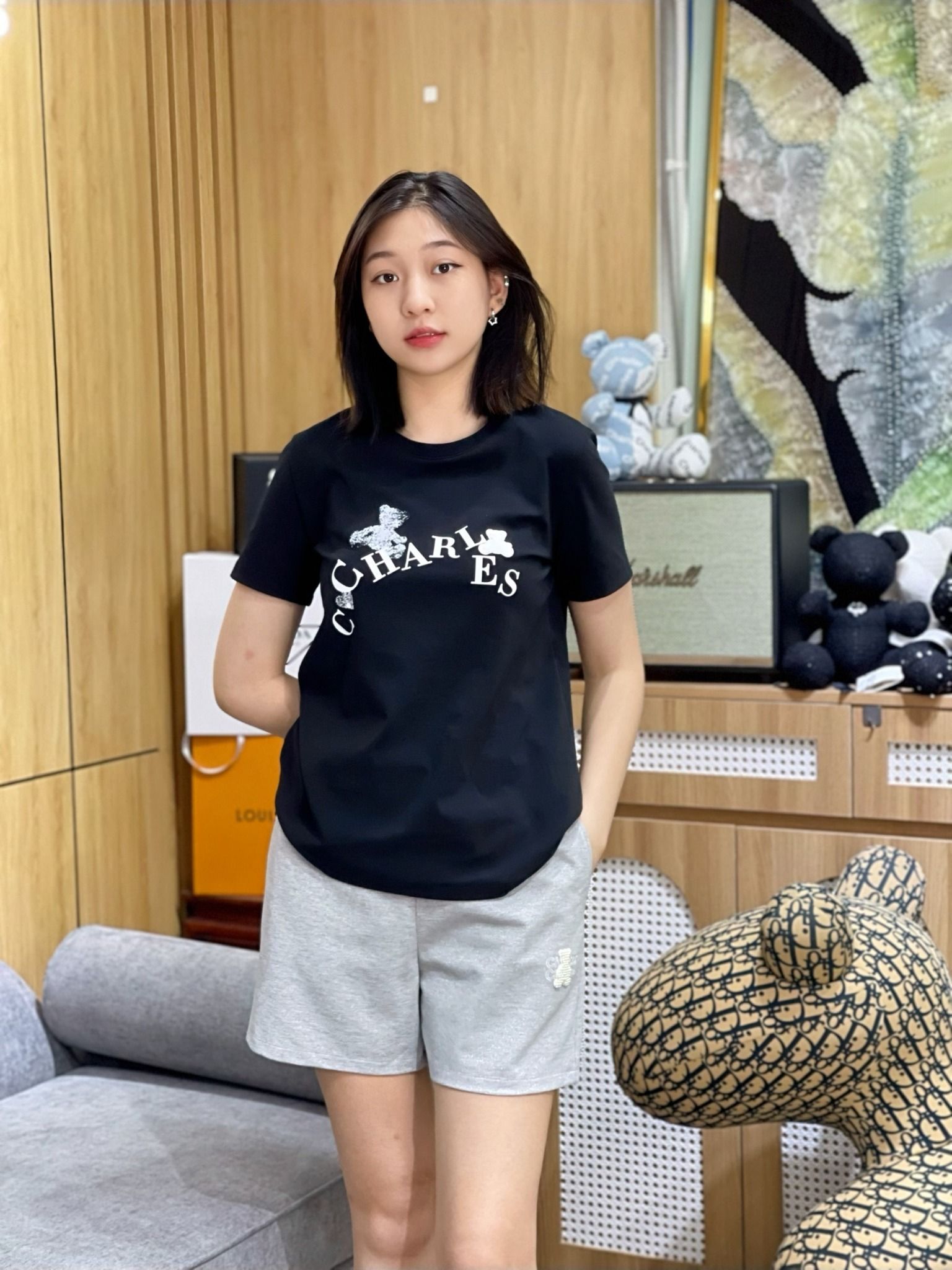 Áo phông đen - 2 gấu chữ trắng
