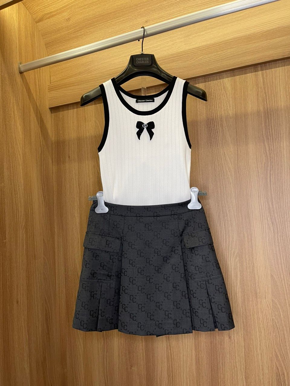Áo 3 lỗ trắng viền đen - nơ xê quin