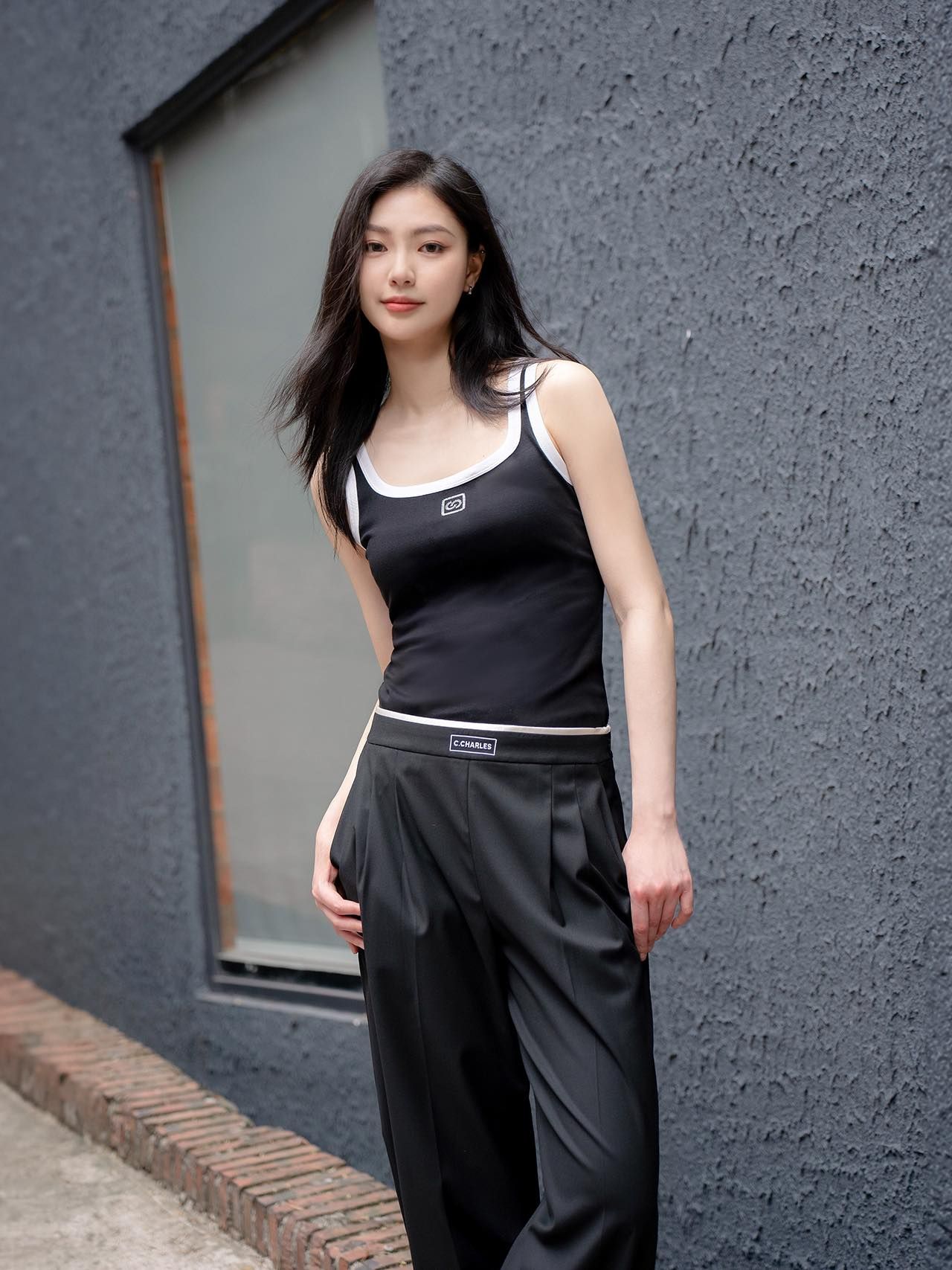 Áo tank top đen viền trắng - logo vuông ngực