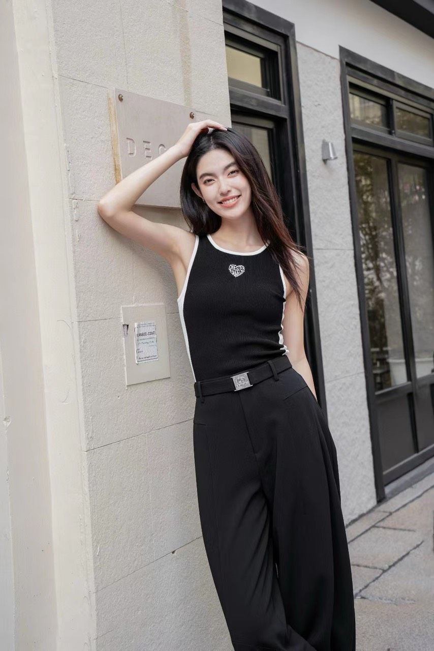Tank top đen dọc sườn trắng - tim chữ trắng