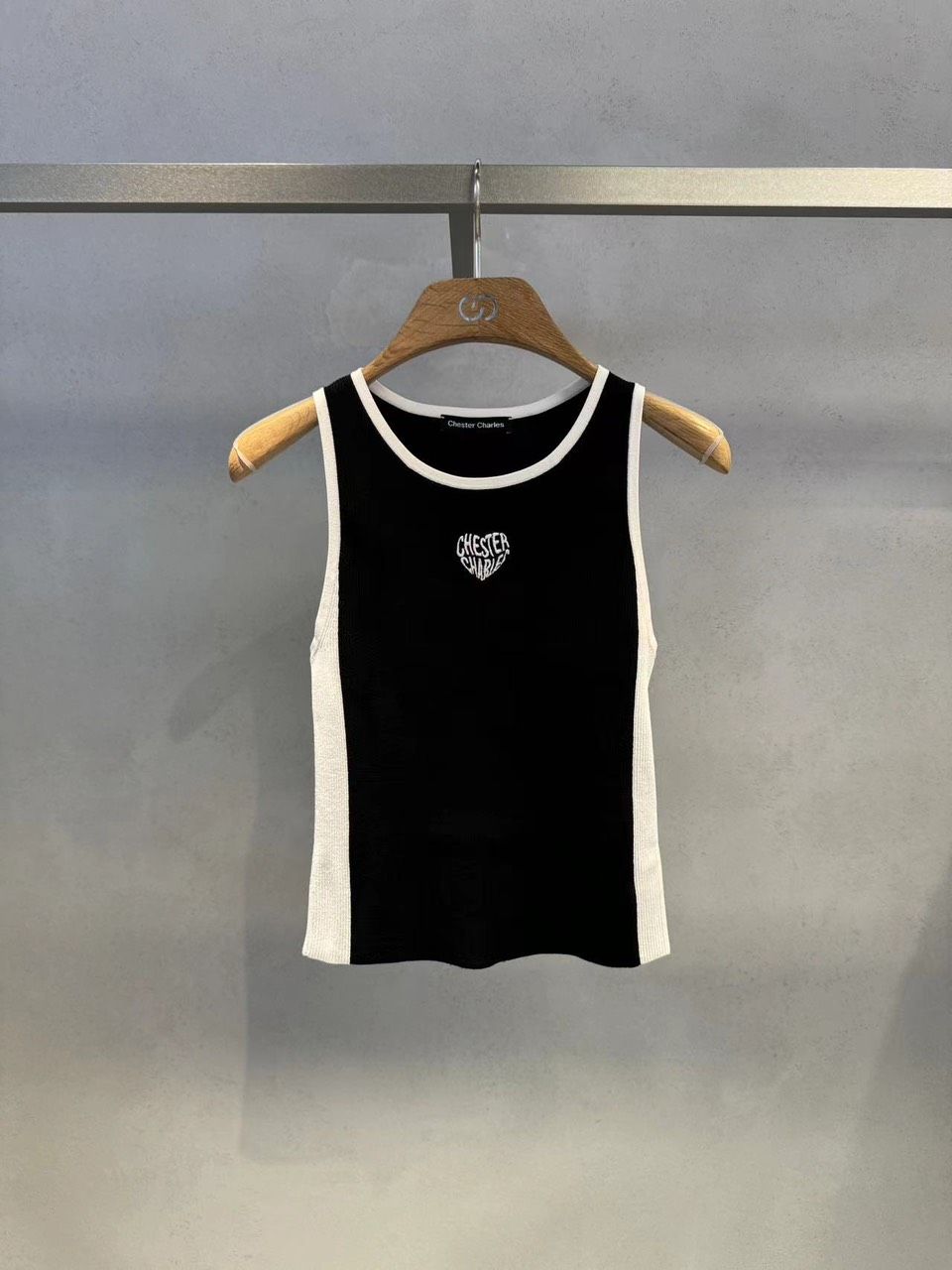 Tank top đen dọc sườn trắng - tim chữ trắng