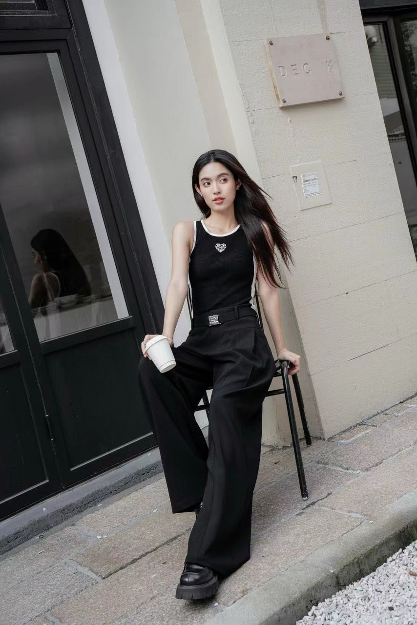 Tank top đen dọc sườn trắng - tim chữ trắng