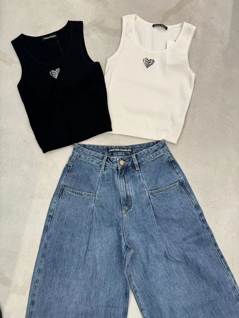 Áo tank top trắng tim ngực