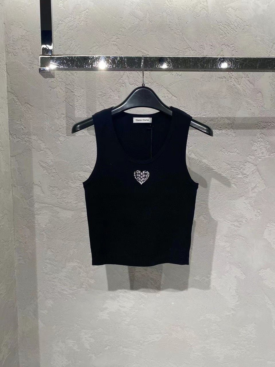 Áo tank top đen tim ngực