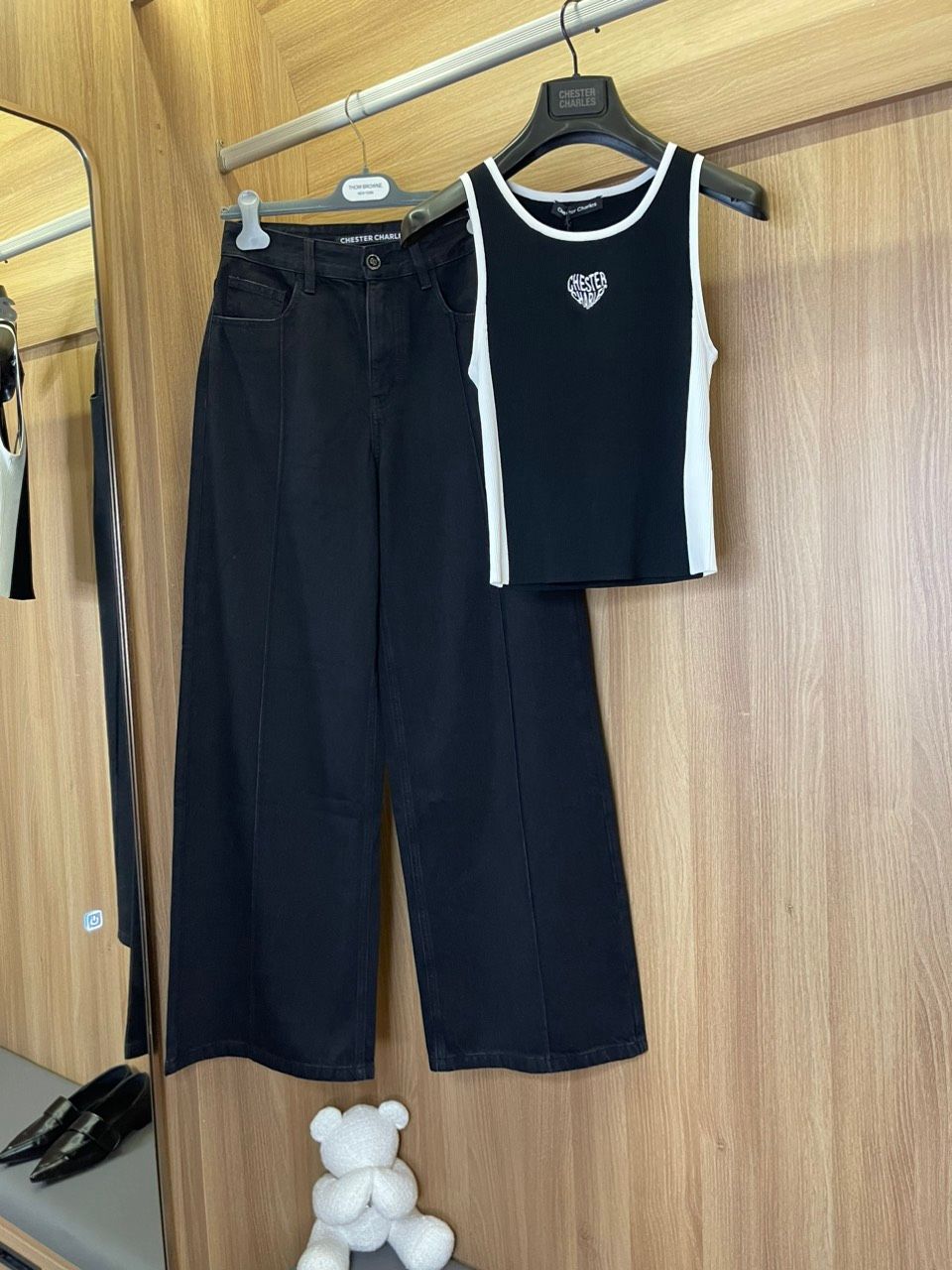 Tank top đen dọc sườn trắng - tim chữ trắng