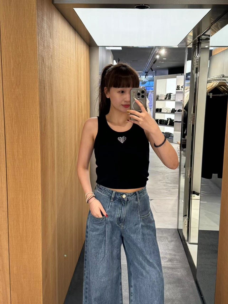 Áo tank top đen tim ngực