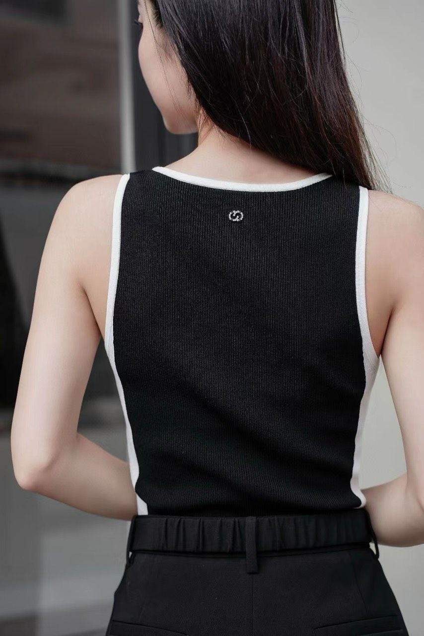 Tank top đen dọc sườn trắng - tim chữ trắng