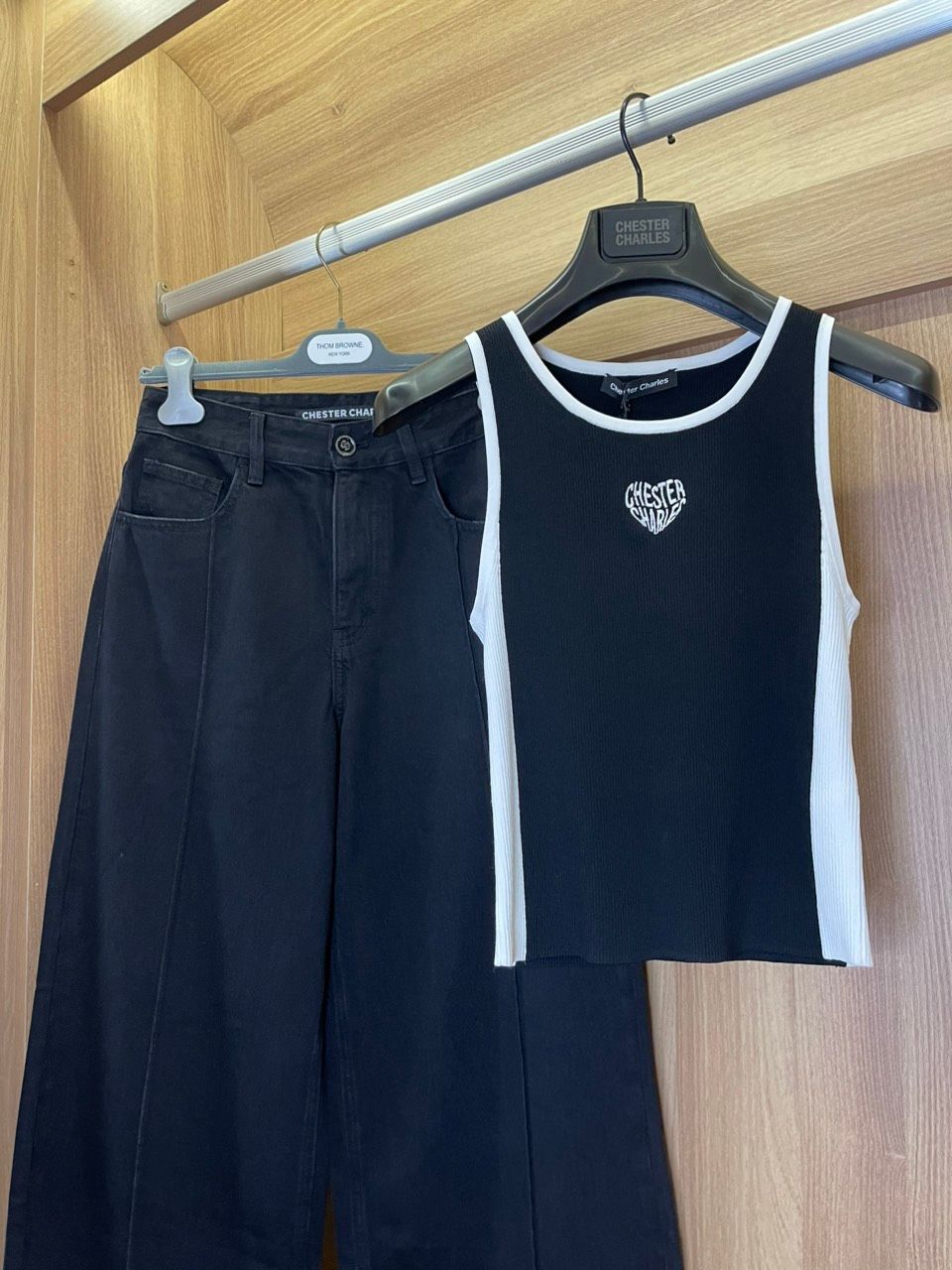 Tank top đen dọc sườn trắng - tim chữ trắng