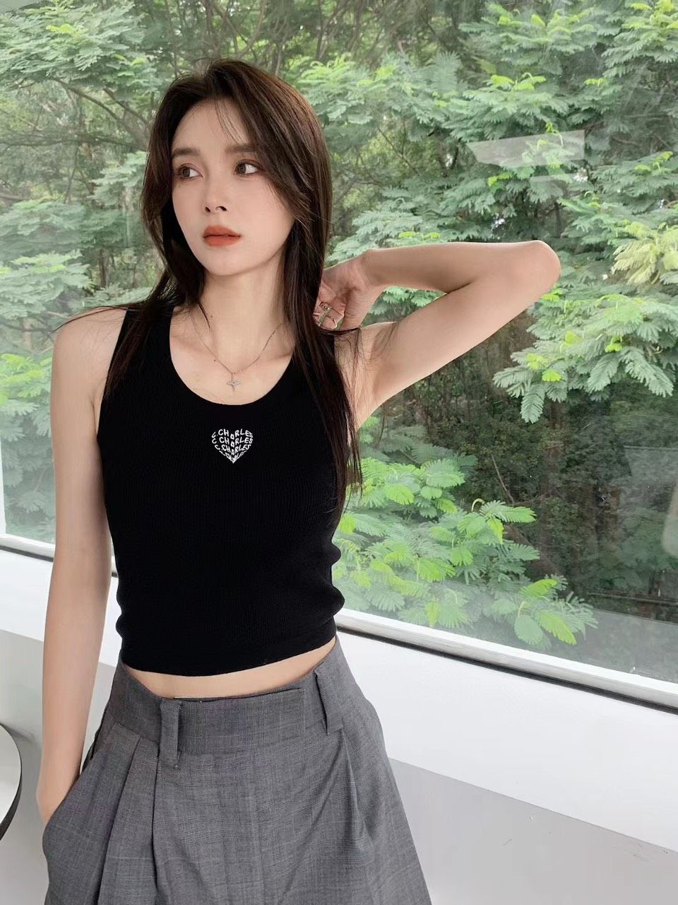 Áo tank top đen tim ngực