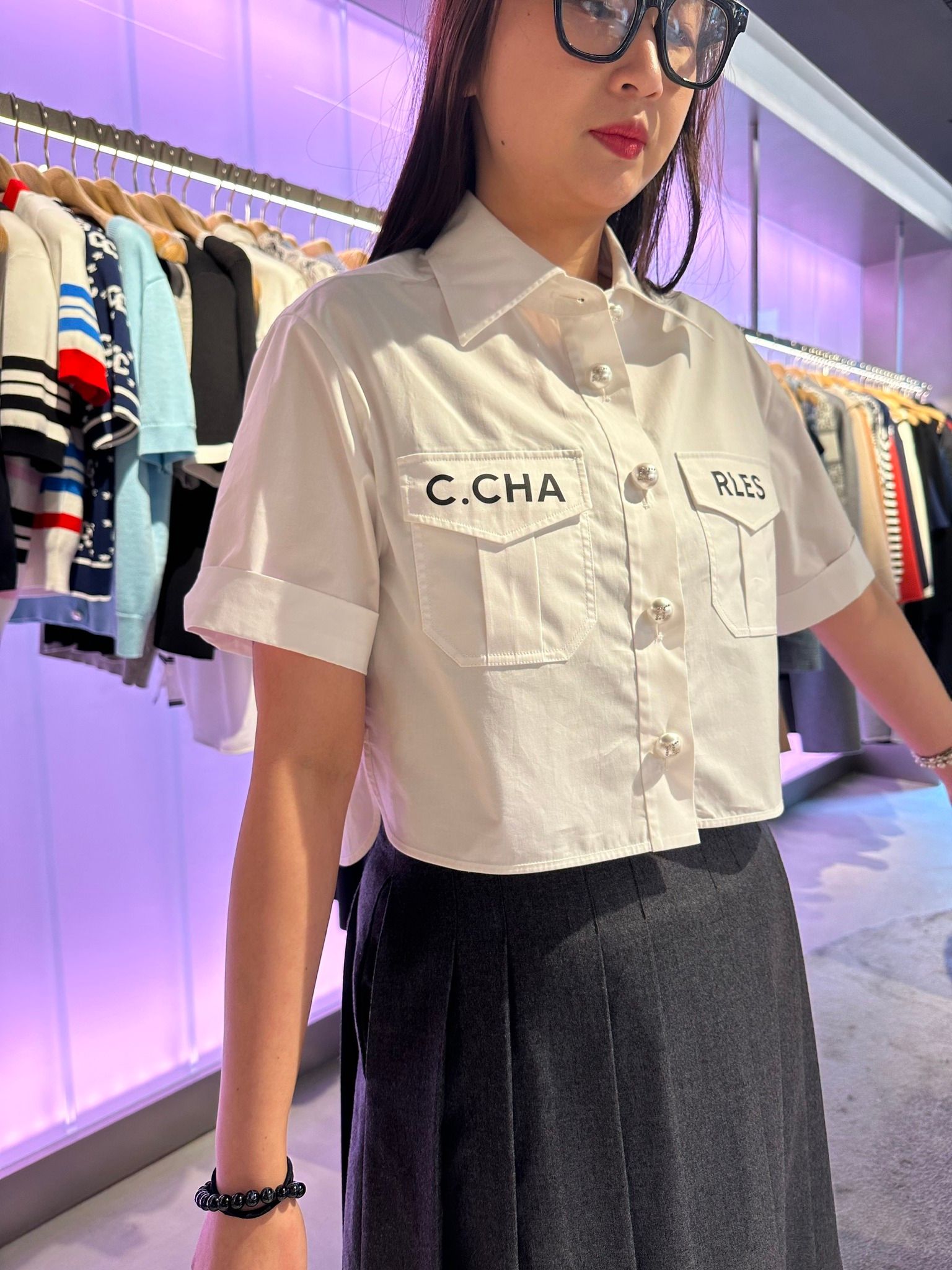 Áo sơmi trắng cúc ngọc, túi chữ